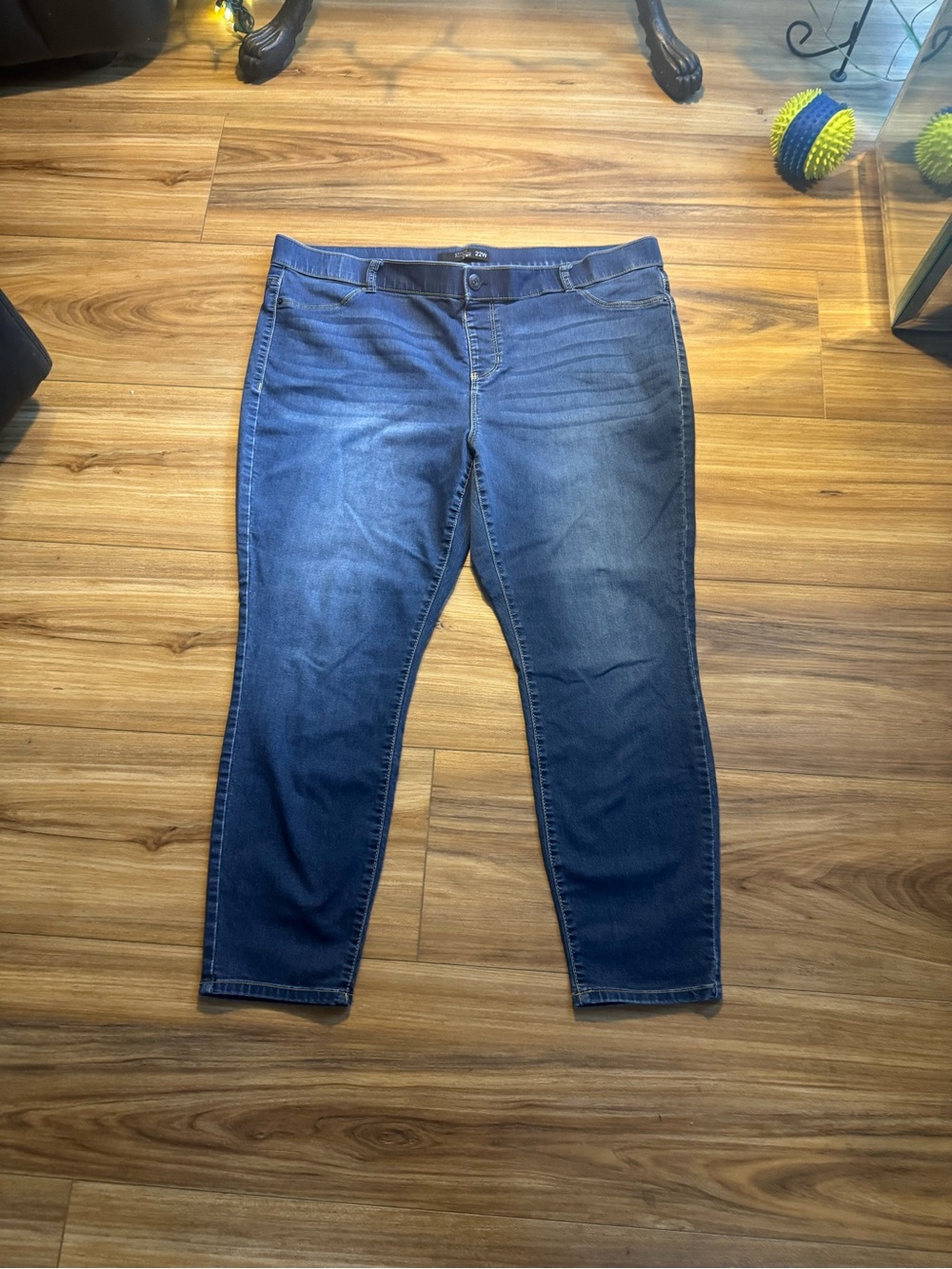 Women’s Straight Leg Jeans in Dark Blue Denim